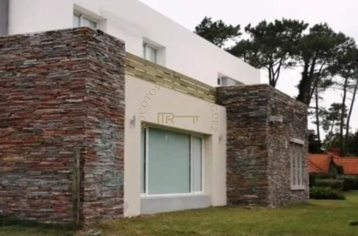 Casa ID.969 - Hermosa casa  en venta de 4 dormitorios y 4 baños. 