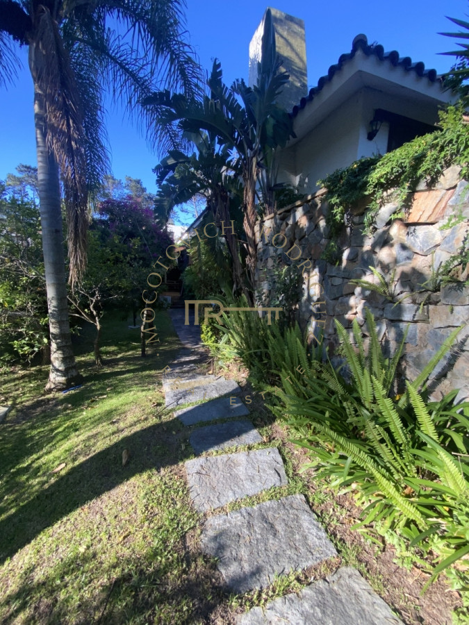 Casa ID.2441 - Casa en venta de 4 dormitorios en Punta del Este 