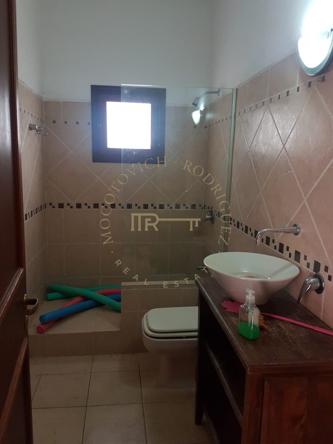 Casa ID.475 - Casa en alquiler temporal de tres domitorios con piscina- Jardines de Cordoba. Punta del Este