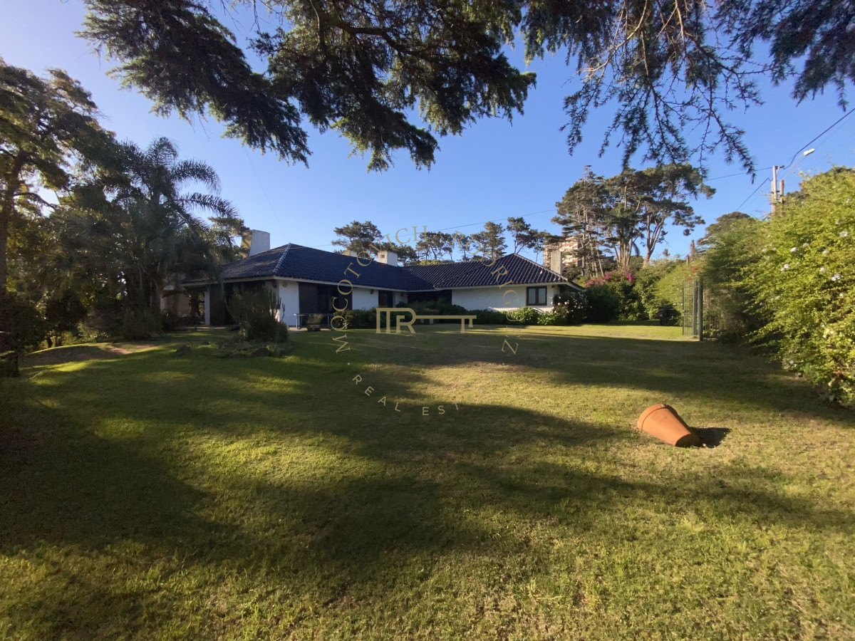 Casa ID.2441 - Casa en venta de 4 dormitorios en Punta del Este 
