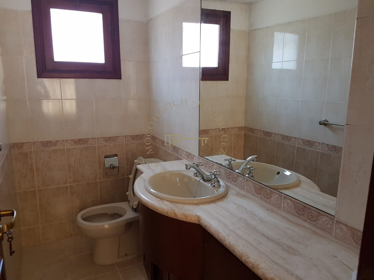Casa ID.475 - Casa en alquiler temporal de tres domitorios con piscina- Jardines de Cordoba. Punta del Este