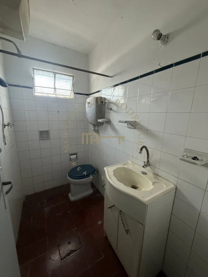 Casa ID.2552 - Casa en alquiler anual de dos dormitorios y dependencia de servicio. Punta del Este. 