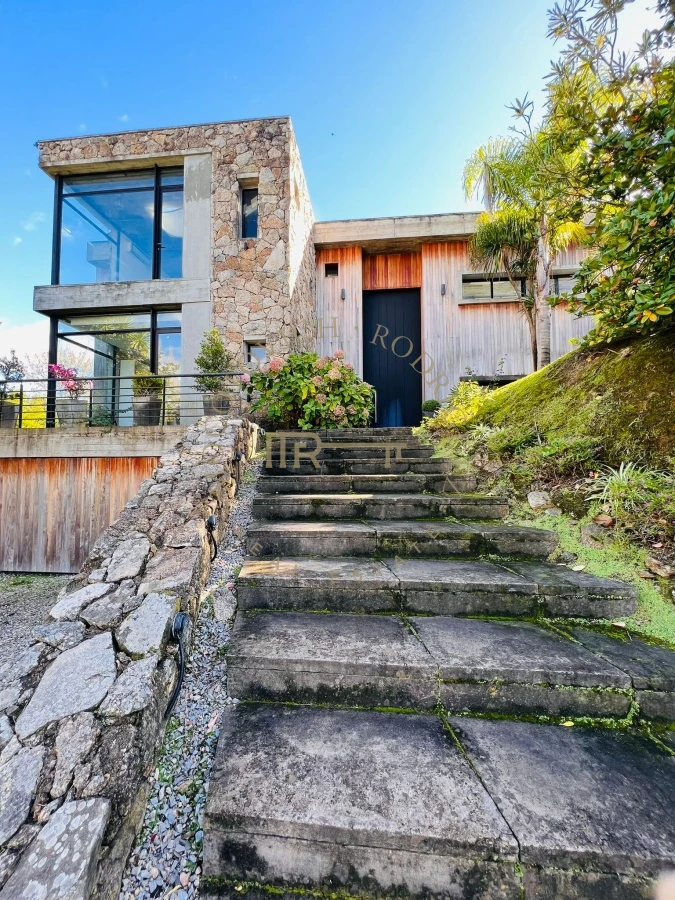 Casa ID.493 - Casa moderna en venta de 4 dormitorios en suite -Barrio Cerrado La Arbolada- Punta del Este.