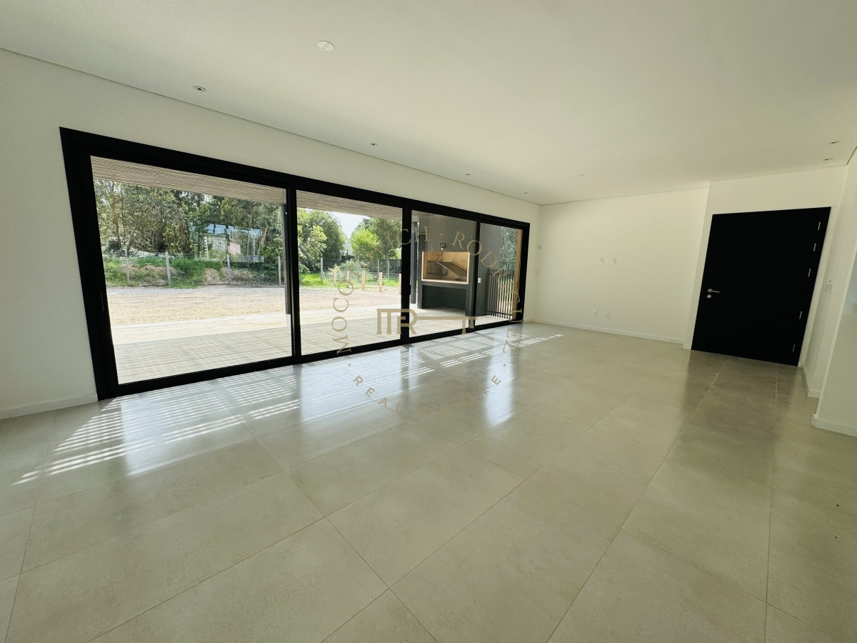 Casa ID.2966 - Casa en venta a estrenar  3 dormitorios. Punta del Este. Permuta