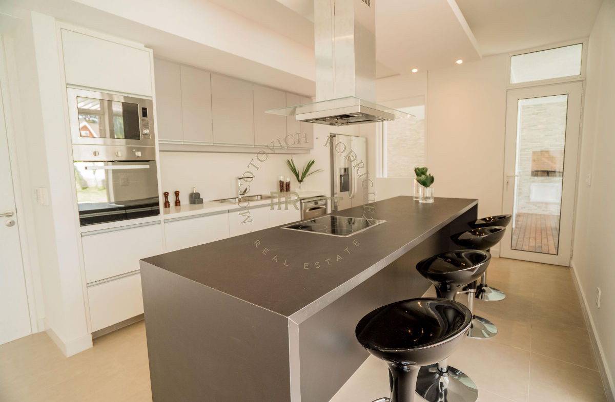 Casa ID.143 - Casa en venta 4 dormitorios . A estrenar- Punta del Este