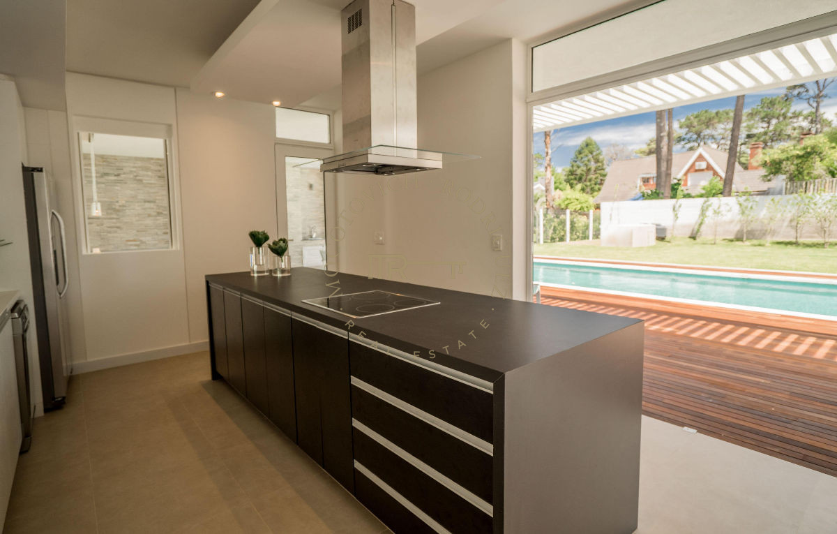 Casa ID.143 - Casa en venta 4 dormitorios . A estrenar- Punta del Este