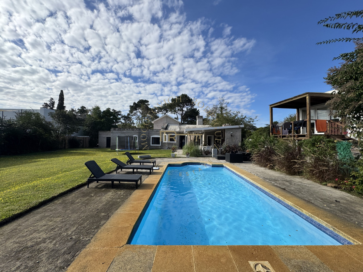 Casa ID.3540 - Casa en alquiler anual 4 dormitorios. Punta del este Maldonado.-