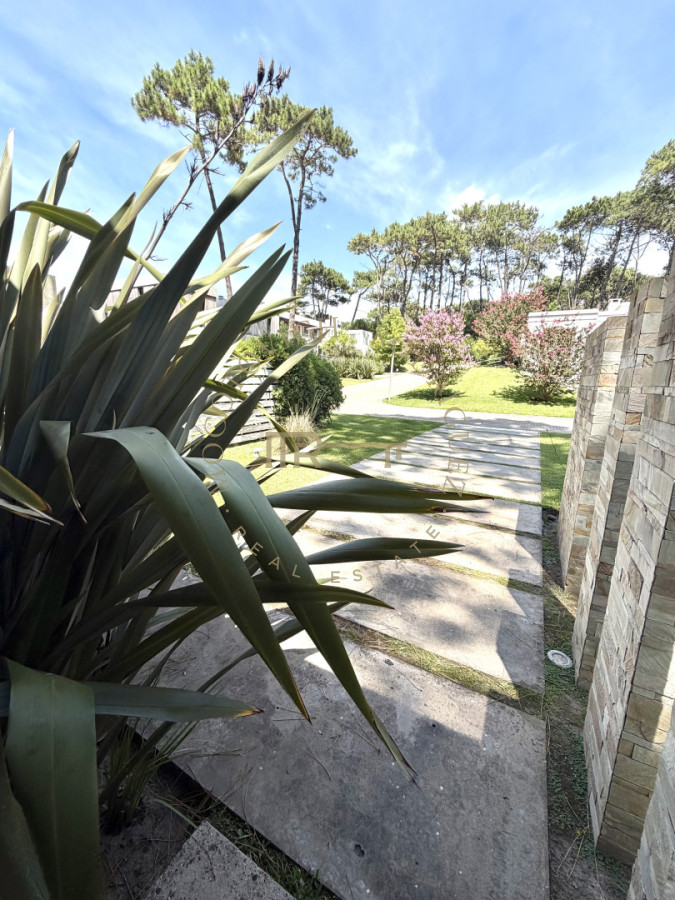 Casa ID.4236 - Casa en barrio privado de 4 dormitorios. Alquiler anual. Punta del Este