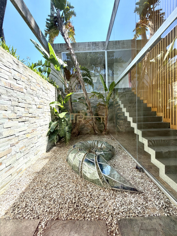 Casa ID.4236 - Casa en barrio privado de 4 dormitorios. Alquiler anual. Punta del Este