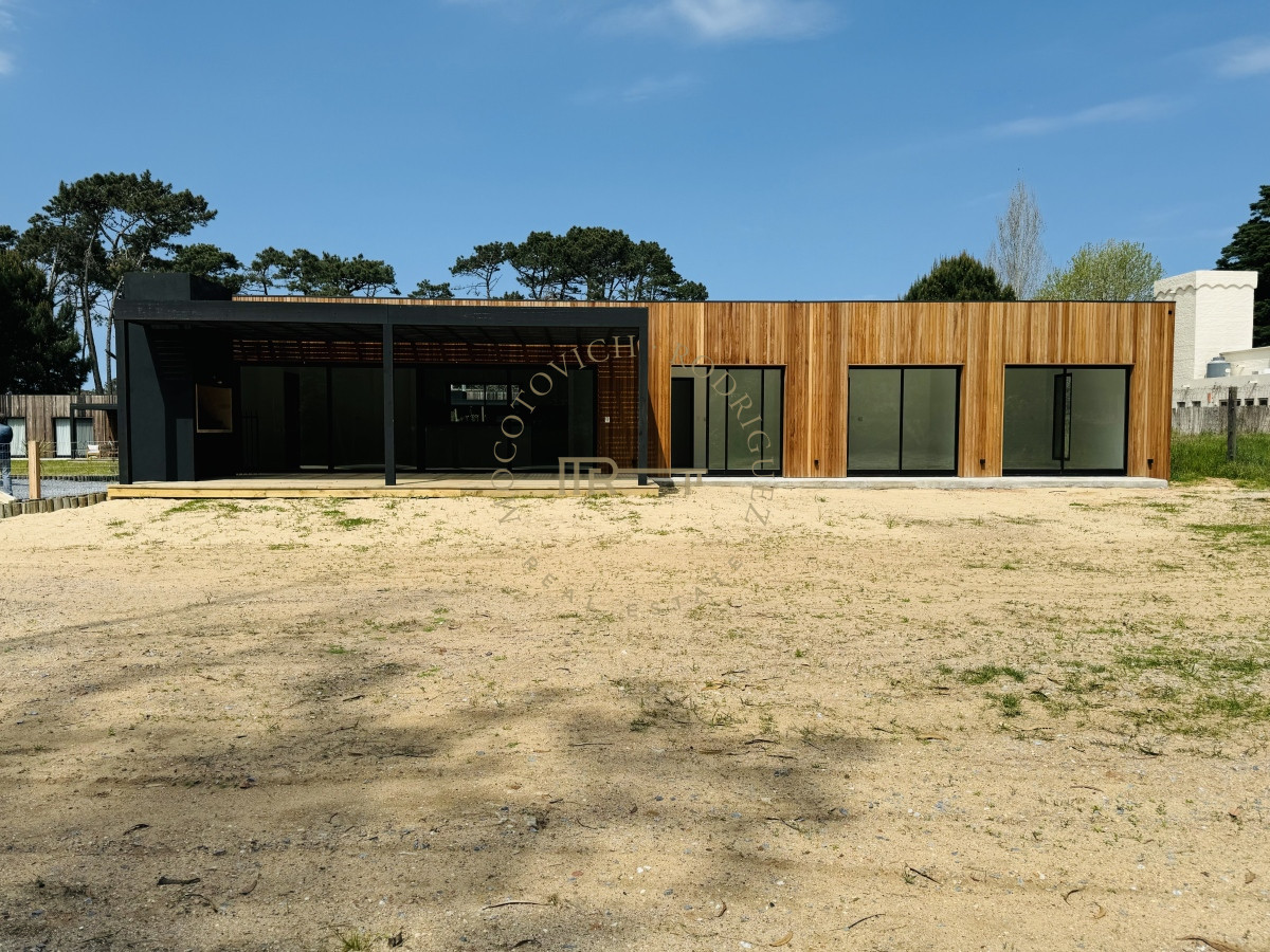 Casa ID.2966 - Casa en venta a estrenar  3 dormitorios. Punta del Este. Permuta