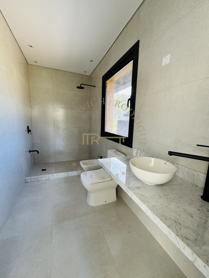 Casa ID.2966 - Casa en venta a estrenar  3 dormitorios. Punta del Este. Permuta