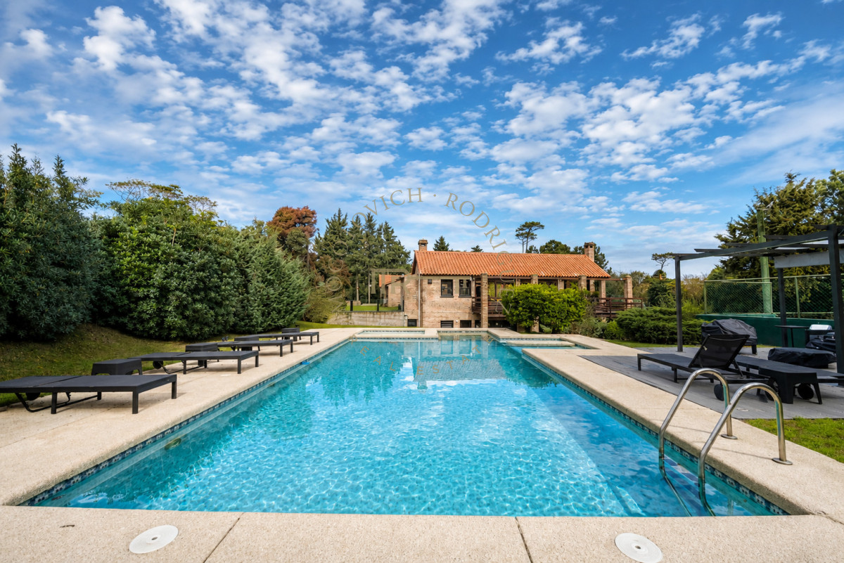 Casa ID.4630 - Casa en venta  9 dormitorios piscina barbacoa y cancha de padel. Punta del Este.