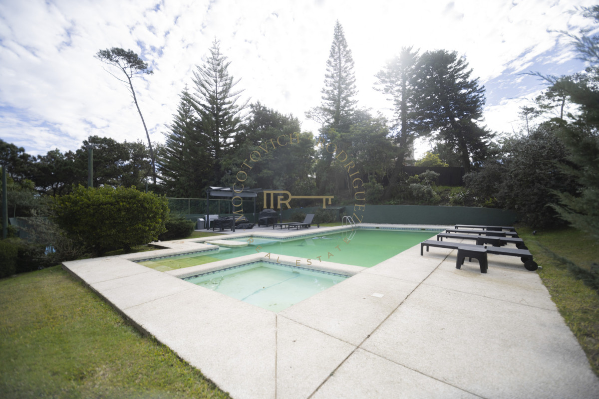 Casa ID.4630 - Casa en venta  9 dormitorios piscina barbacoa y cancha de padel. Punta del Este.