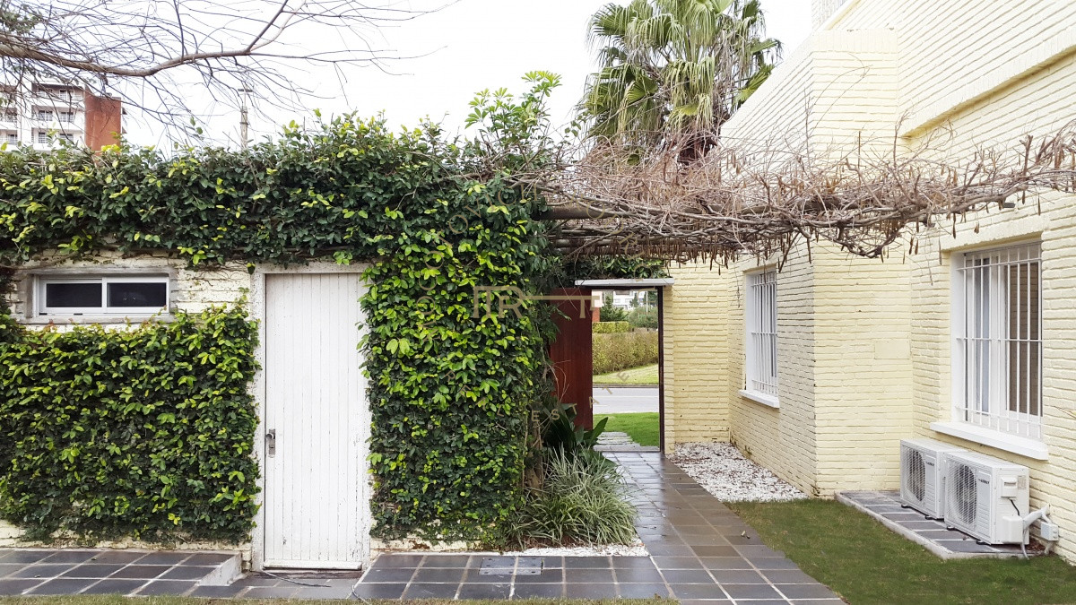 Casa ID.107 - Casa en venta 4 dormitorios, piscina climatizada . Playa mansa. Punta del este.