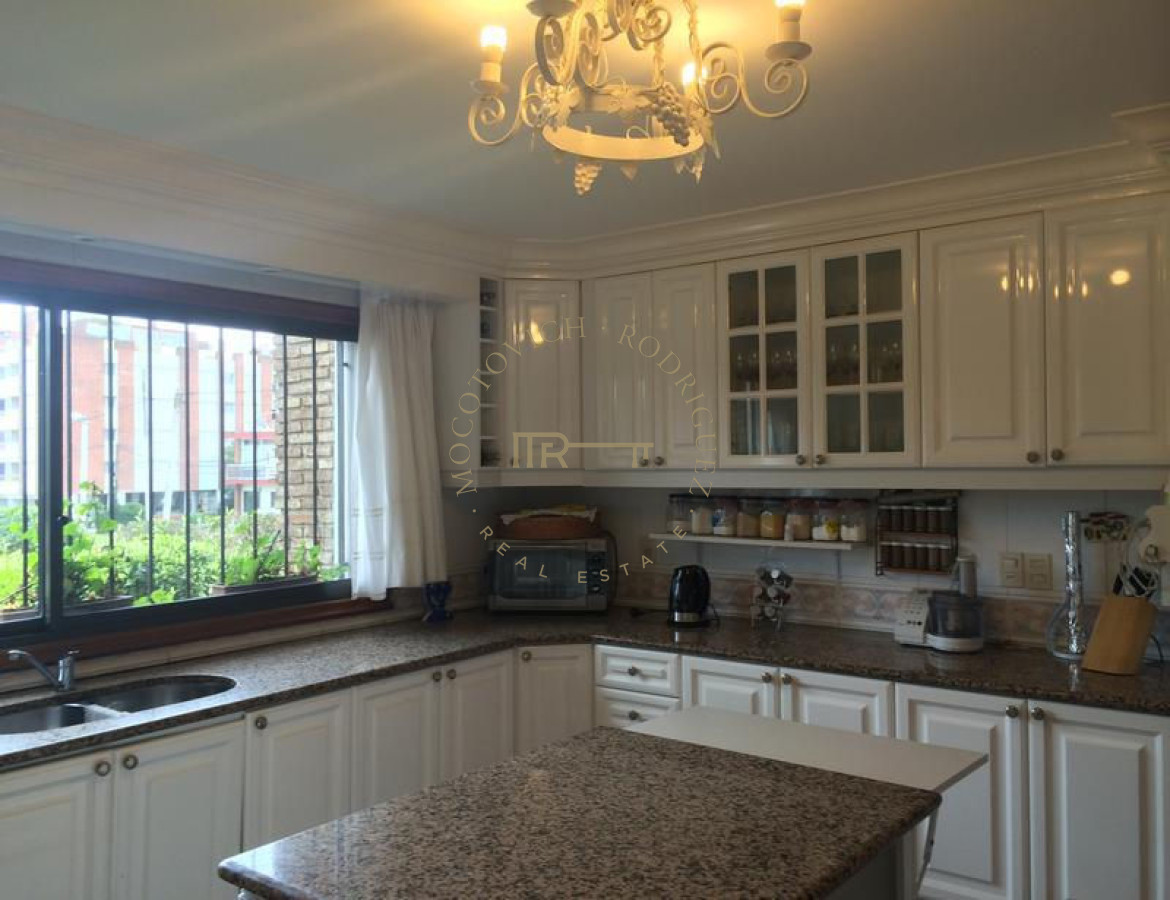 Casa ID.37 - Casa en venta 7 dormitorios - Piscina climatizada cubierta  - Punta del Este- Mansa.