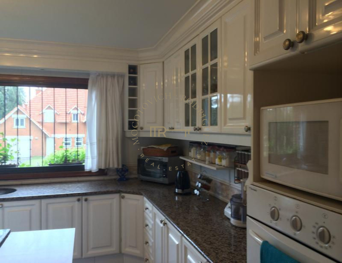 Casa ID.37 - Casa en venta 7 dormitorios - Piscina climatizada cubierta  - Punta del Este- Mansa.