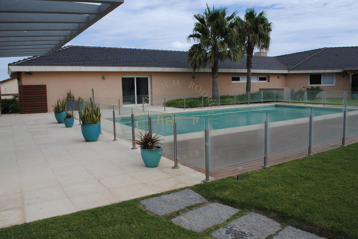 Casa ID.3 - Casa frente al mar en venta, 6 dormitorios. Nueva. Primera fila . Mansa Punta del Este