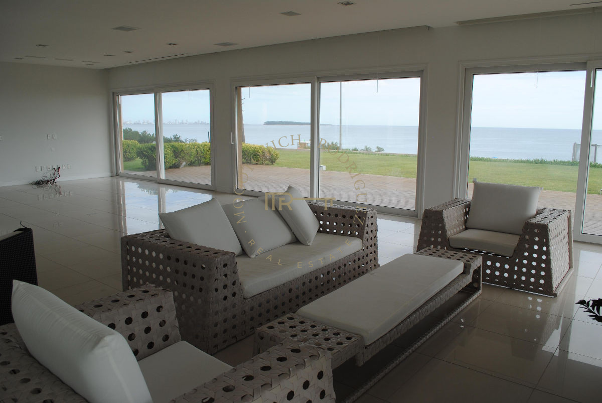 Casa ID.3 - Casa frente al mar en venta, 6 dormitorios. Nueva. Primera fila . Mansa Punta del Este