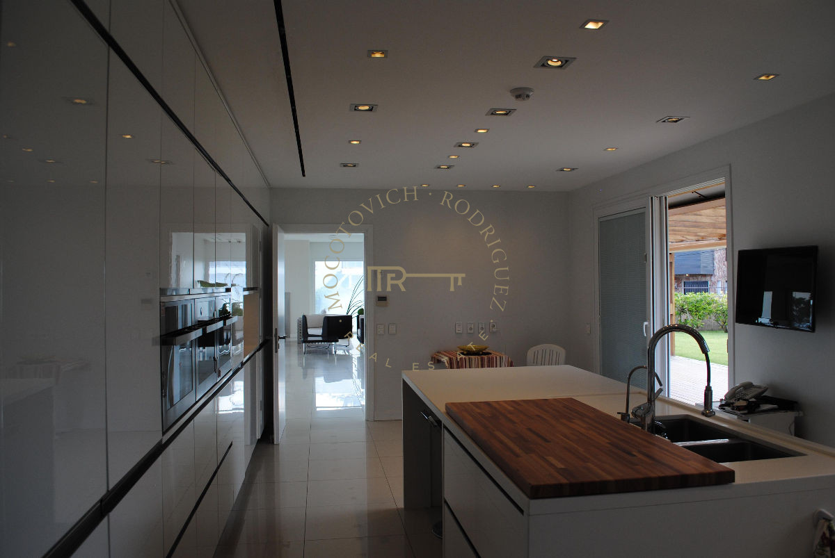 Casa ID.3 - Casa frente al mar en venta, 6 dormitorios. Nueva. Primera fila . Mansa Punta del Este