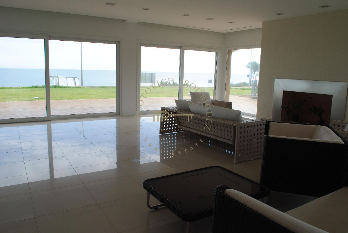 Casa ID.3 - Casa frente al mar en venta, 6 dormitorios. Nueva. Primera fila . Mansa Punta del Este
