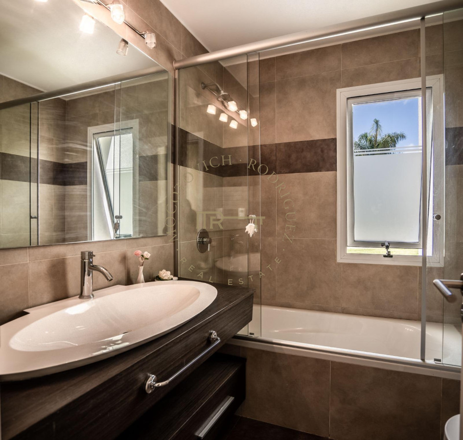 Casa ID.1063 - En Venta y Alquiler exclusiva casa en Barrio Privado 