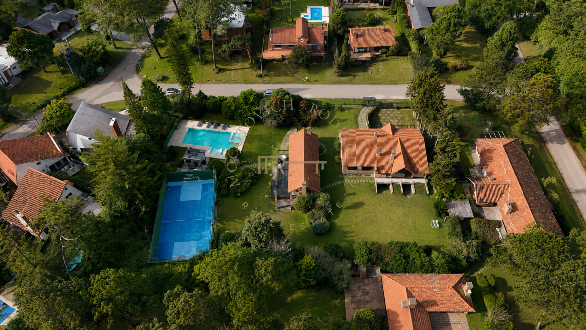 Casa ID.4630 - Casa en venta  9 dormitorios piscina barbacoa y cancha de padel. Punta del Este.