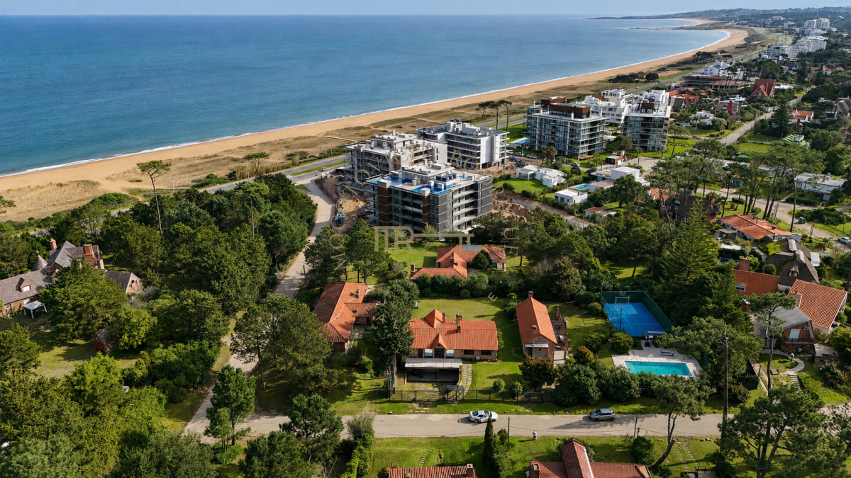 Casa ID.4630 - Casa en venta  9 dormitorios piscina barbacoa y cancha de padel. Punta del Este.