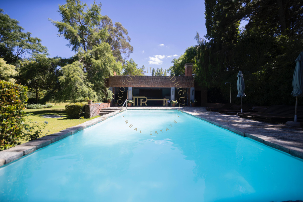 Casa ID.4210 - Importante casa en venta en barrio Golf Punta del Este. 5 dormitorios y casa de huéspedes. 