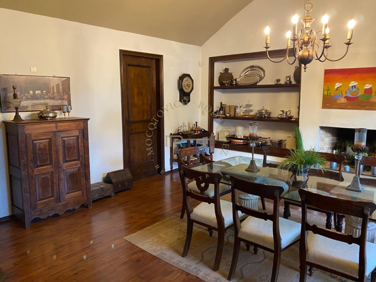 Casa ID.1764 - Importante casa en venta de 5 dormitorios. 