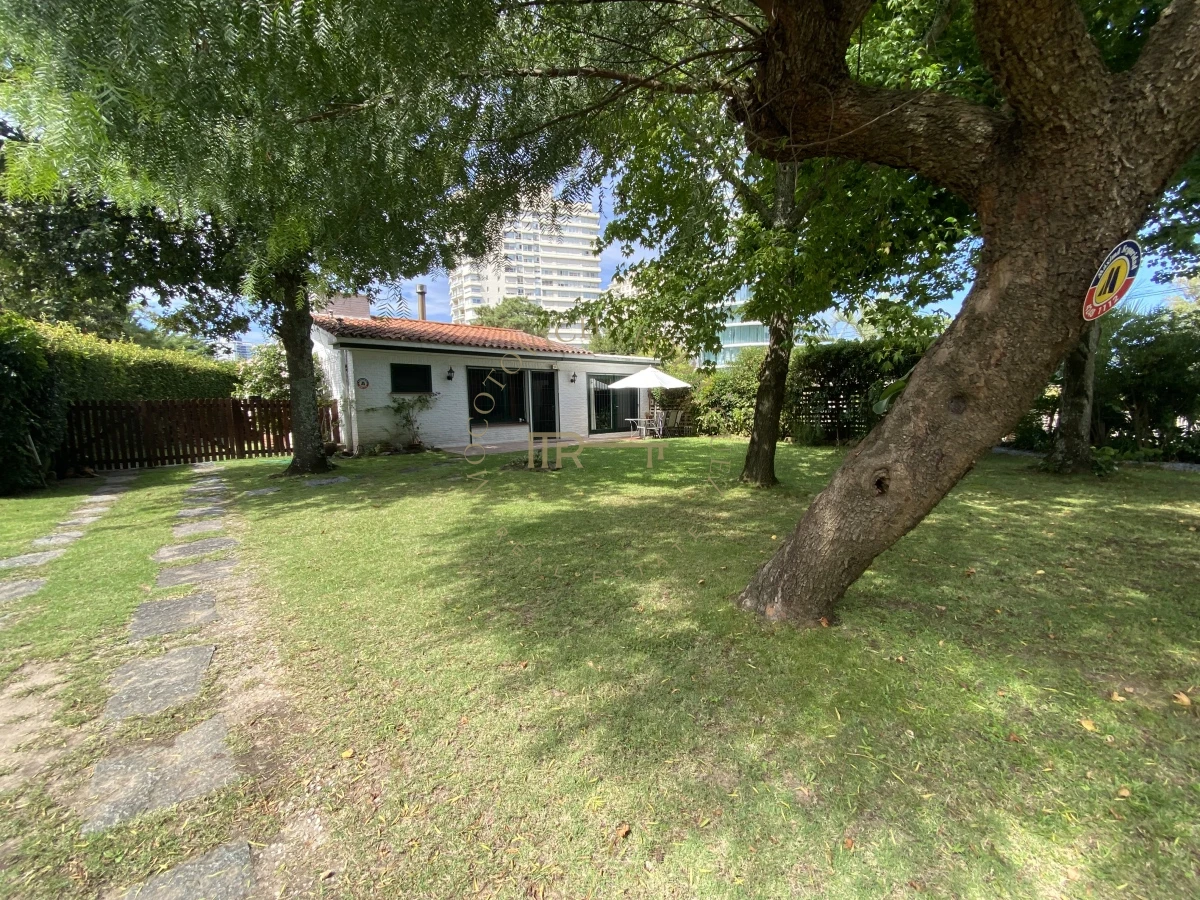 Casa ID.2552 - Casa en alquiler anual de dos dormitorios y dependencia de servicio. Punta del Este. 