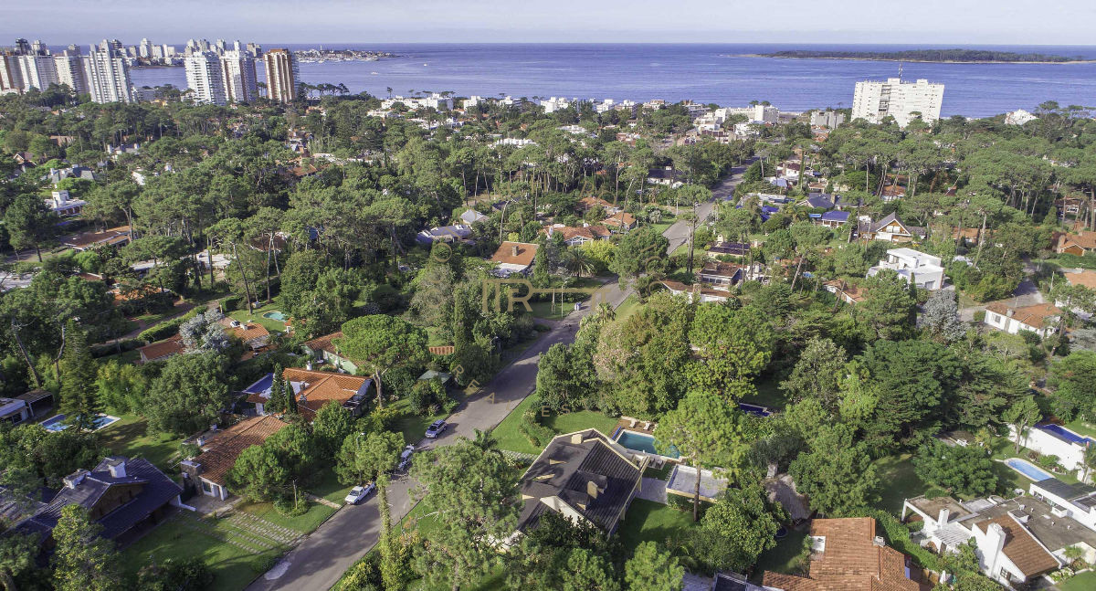 Casa ID.4 - Casa en venta alquiler temporal 6 dormitorios a nuevo - Mansa-Punta del Este. 