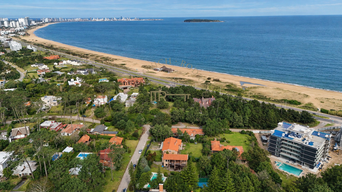 Casa ID.4630 - Casa en venta  9 dormitorios piscina barbacoa y cancha de padel. Punta del Este.