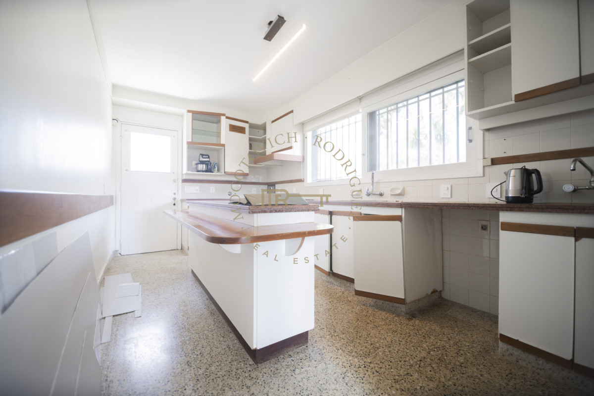 Casa ID.4630 - Casa en venta  9 dormitorios piscina barbacoa y cancha de padel. Punta del Este.