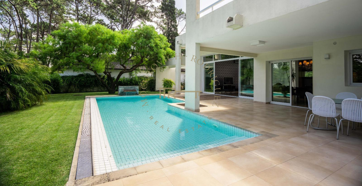 Casa ID.1063 - En Venta y Alquiler exclusiva casa en Barrio Privado 