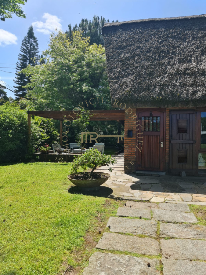Casa ID.2495 - Casa de tres dormitorios en venta Pinares Punta del Este.- 