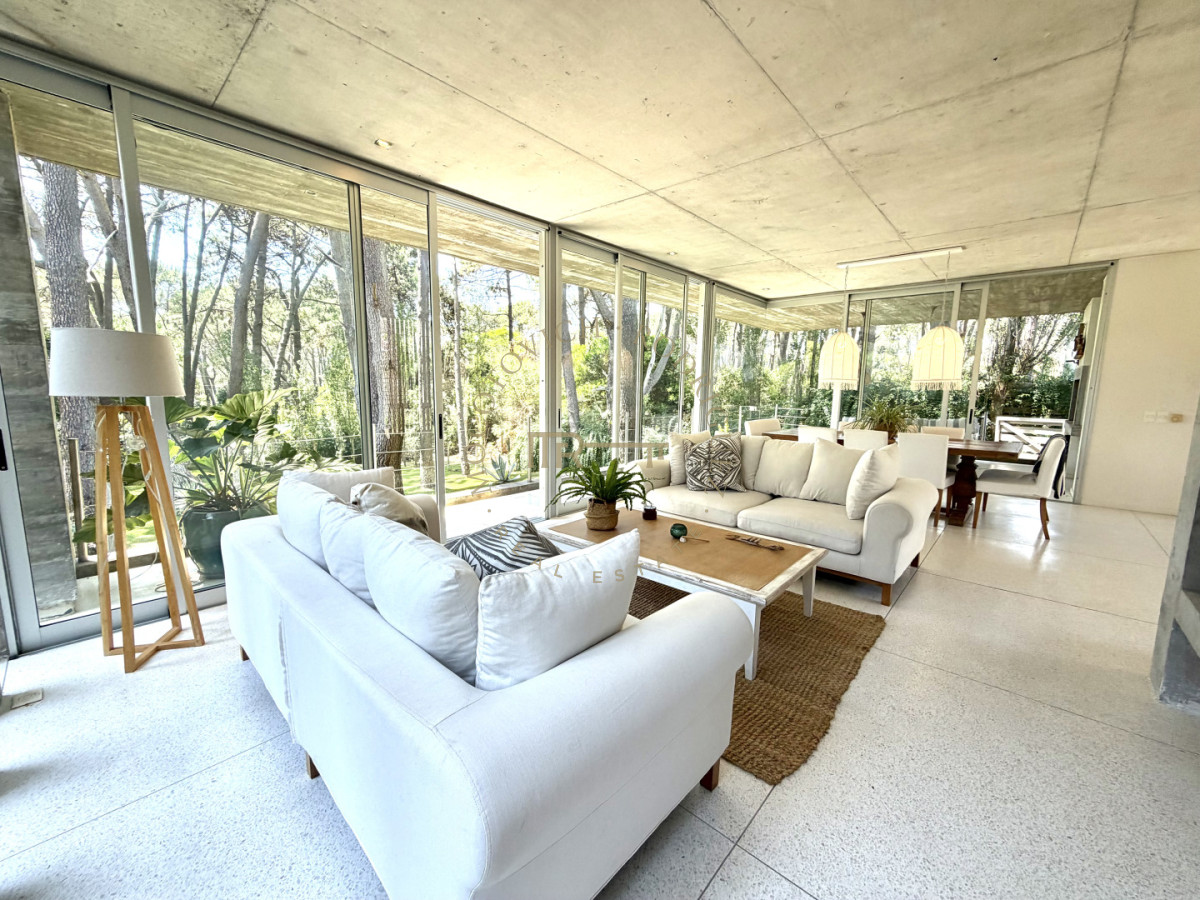 Casa ID.4236 - Casa en barrio privado de 4 dormitorios. Alquiler anual. Punta del Este