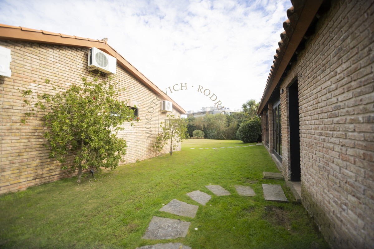 Casa ID.4630 - Casa en venta  9 dormitorios piscina barbacoa y cancha de padel. Punta del Este.