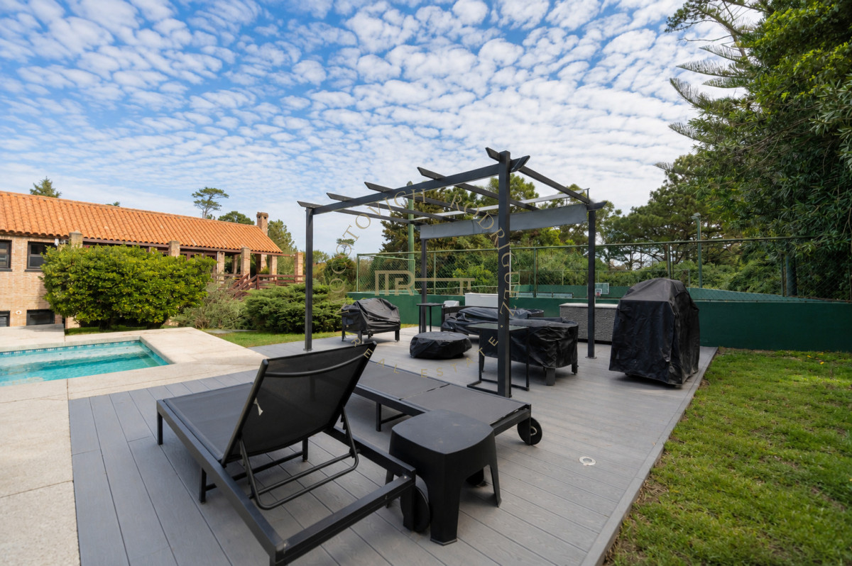 Casa ID.4630 - Casa en venta  9 dormitorios piscina barbacoa y cancha de padel. Punta del Este.