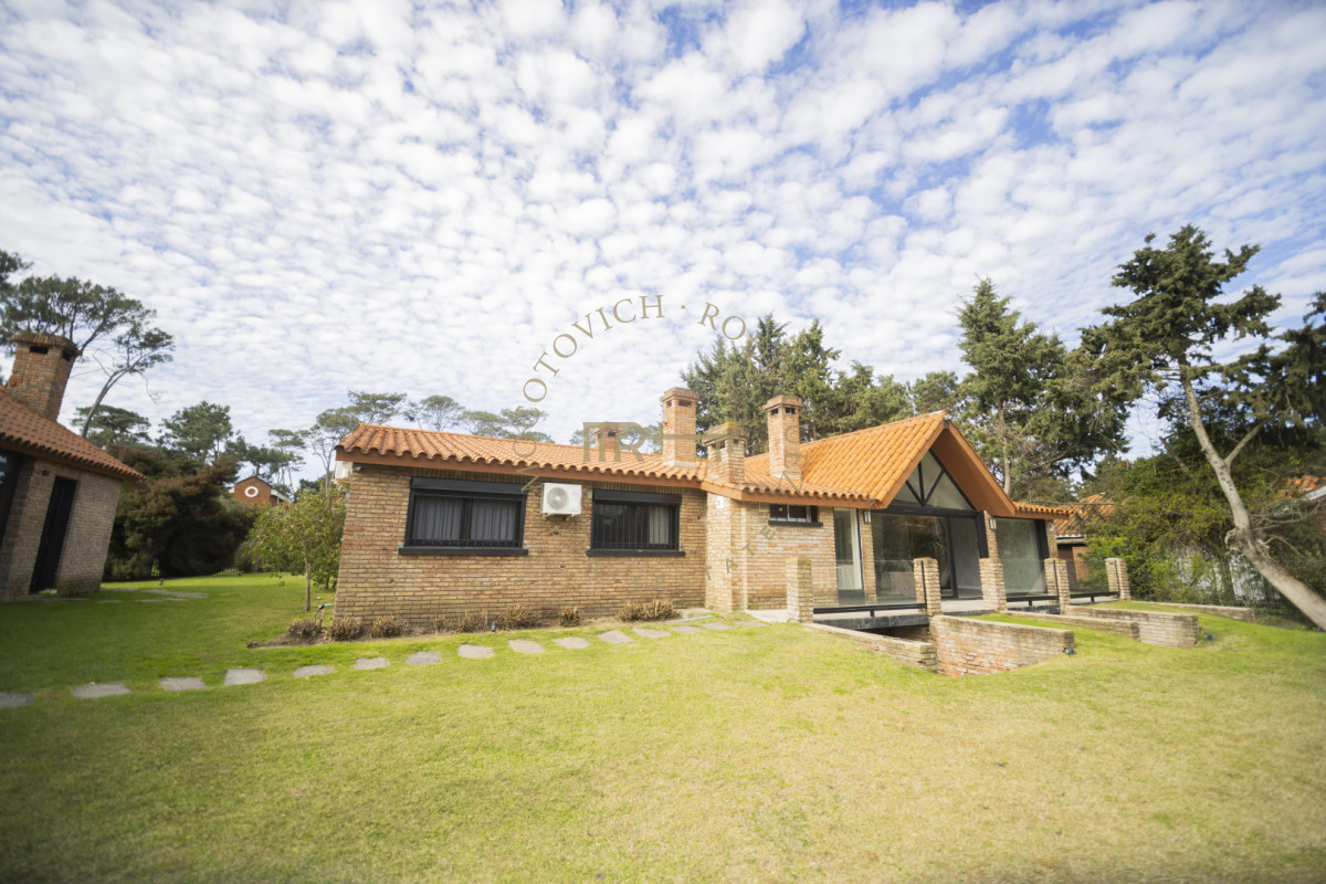 Casa ID.4630 - Casa en venta  9 dormitorios piscina barbacoa y cancha de padel. Punta del Este.