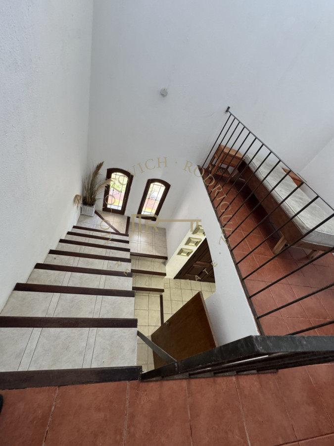 Casa ID.3540 - Casa en alquiler anual 4 dormitorios. Punta del este Maldonado.-