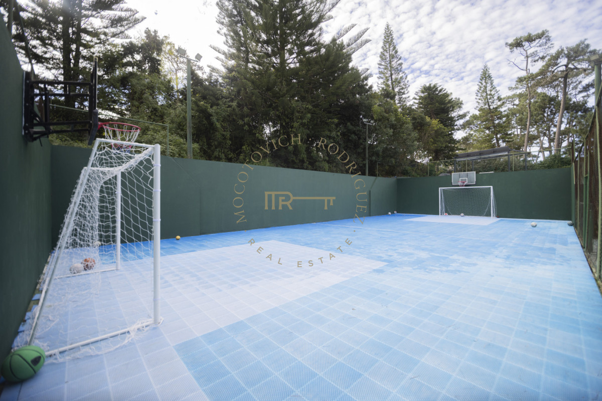 Casa ID.4630 - Casa en venta  9 dormitorios piscina barbacoa y cancha de padel. Punta del Este.