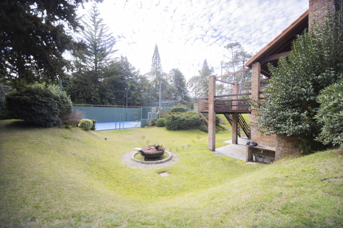 Casa ID.4630 - Casa en venta  9 dormitorios piscina barbacoa y cancha de padel. Punta del Este.