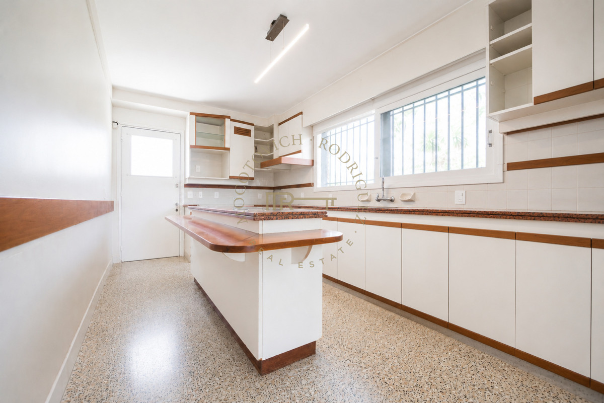 Casa ID.4630 - Casa en venta  9 dormitorios piscina barbacoa y cancha de padel. Punta del Este.