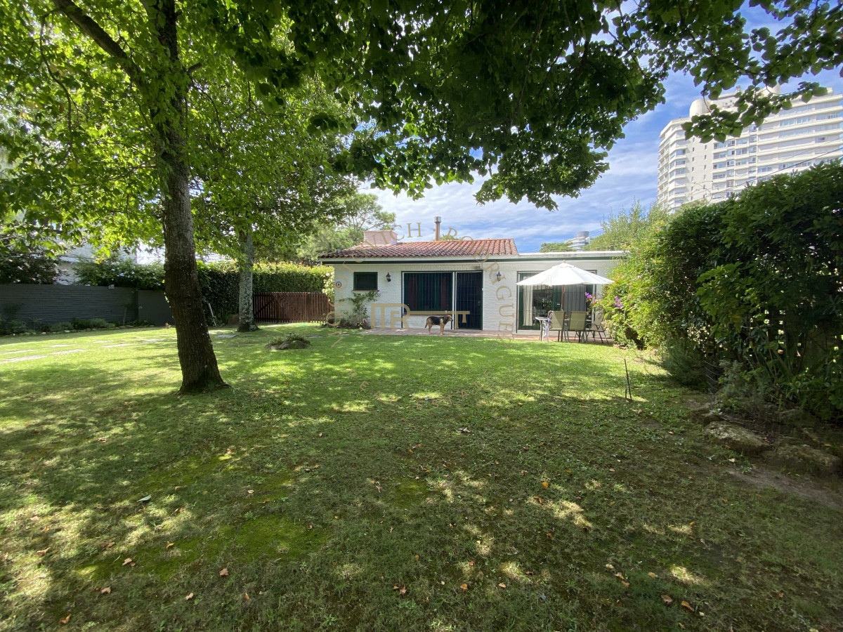 Casa ID.2552 - Casa en alquiler anual de dos dormitorios y dependencia de servicio. Punta del Este. 