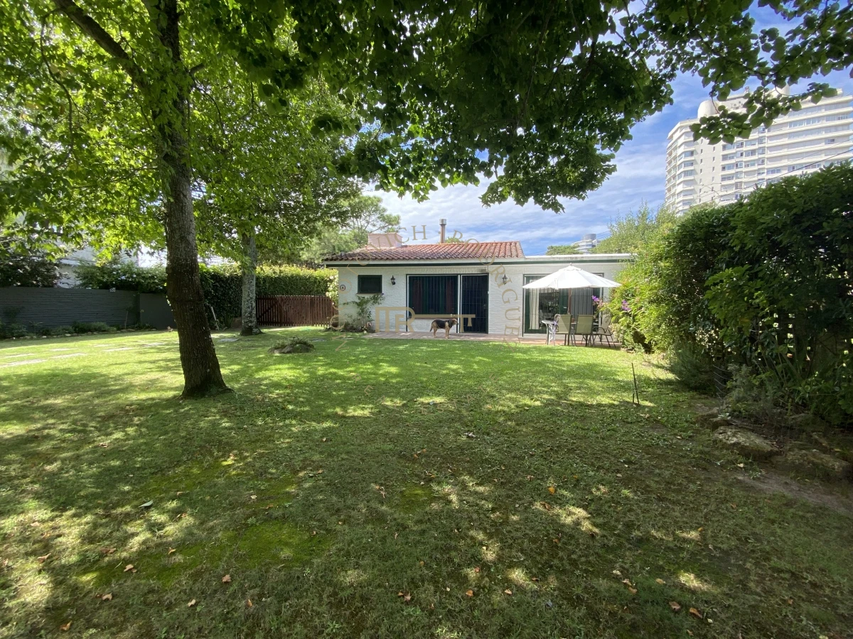 Casa ID.2552 - Casa en alquiler anual de dos dormitorios y dependencia de servicio. Punta del Este. 