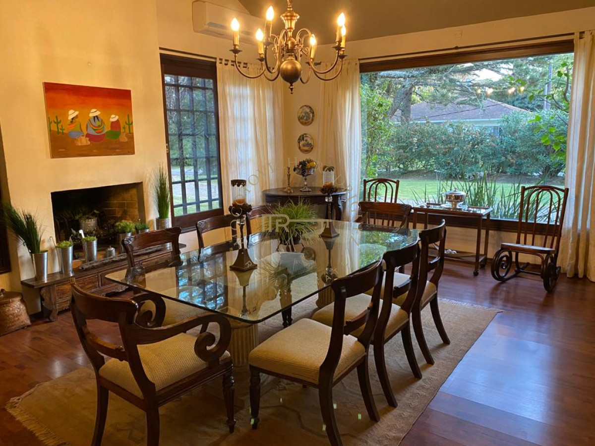 Casa ID.1764 - Importante casa en venta de 5 dormitorios. 