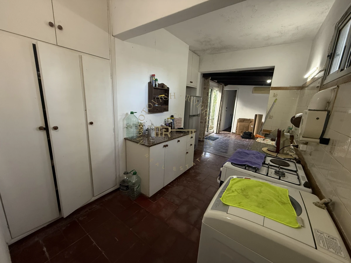 Casa ID.2552 - Casa en alquiler anual de dos dormitorios y dependencia de servicio. Punta del Este. 