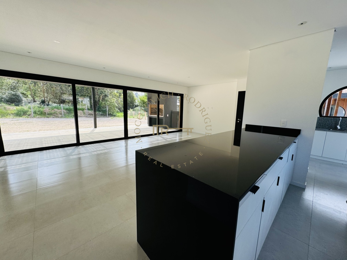 Casa ID.2966 - Casa en venta a estrenar  3 dormitorios. Punta del Este. Permuta