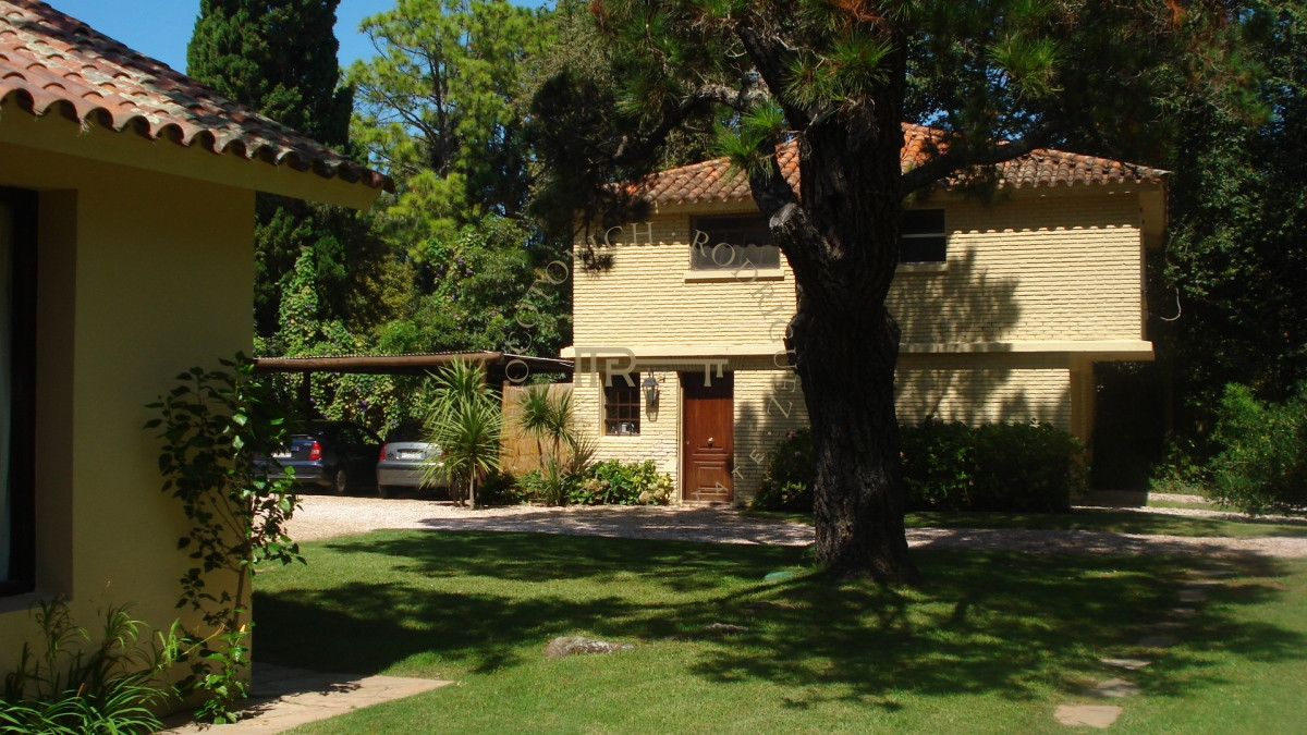 Casa ID.1764 - Importante casa en venta de 5 dormitorios. 