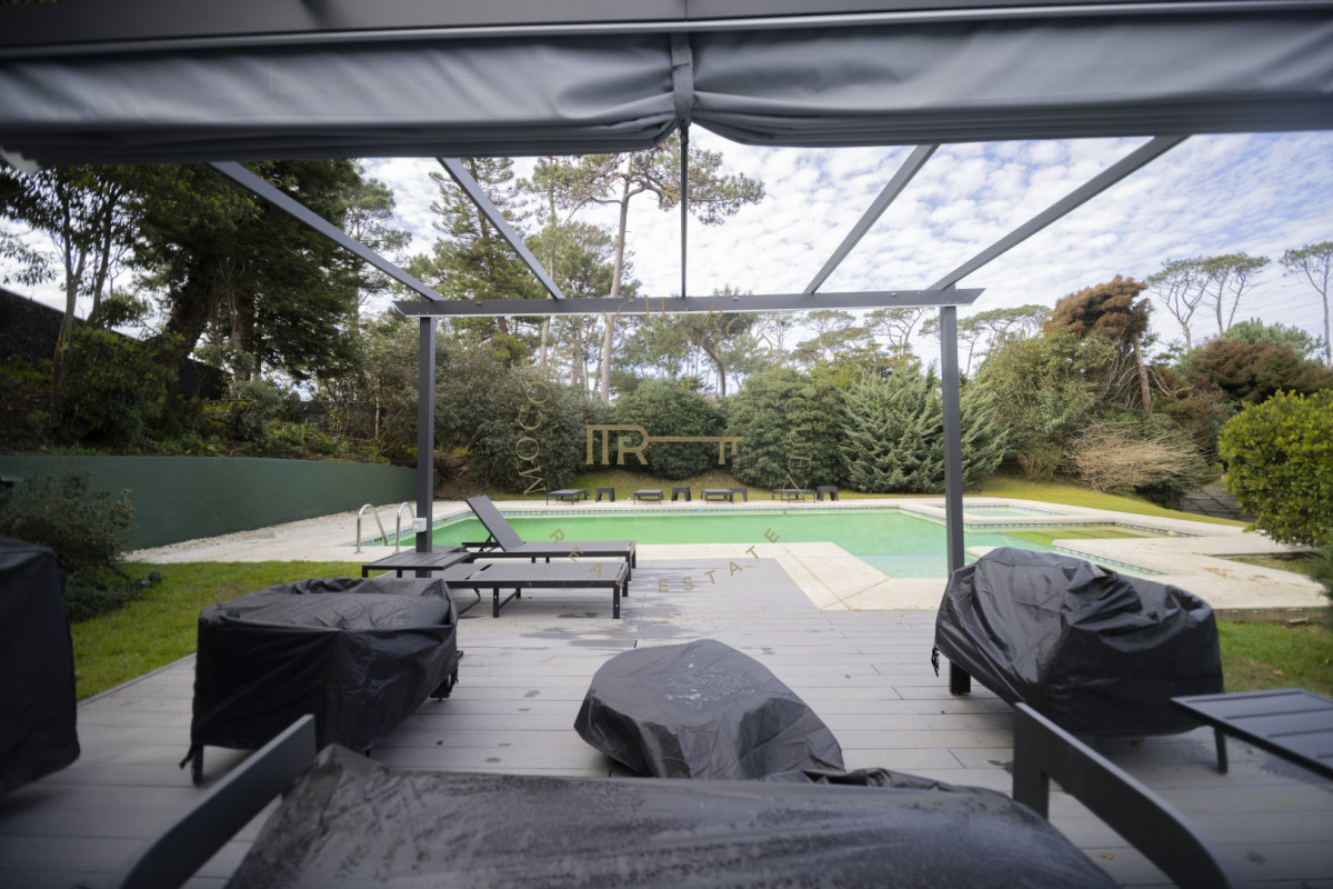Casa ID.4630 - Casa en venta  9 dormitorios piscina barbacoa y cancha de padel. Punta del Este.